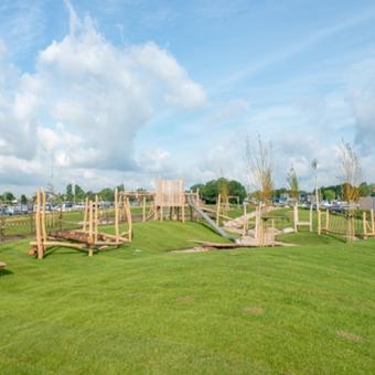 Graszoden bij speeltuin camping