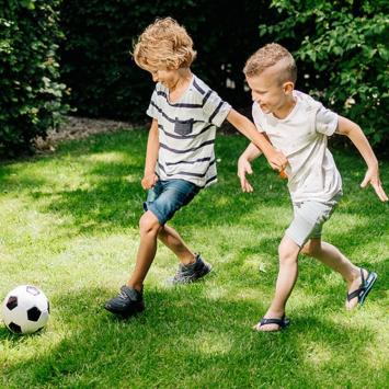 Spelende kinderen op speelgras graszoden