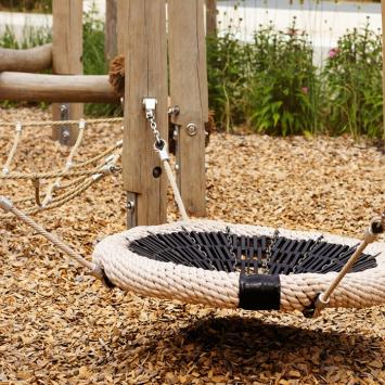 houtsnippers onder schommel