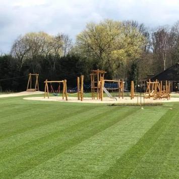 graszoden gelegd in speeltuin gemeente