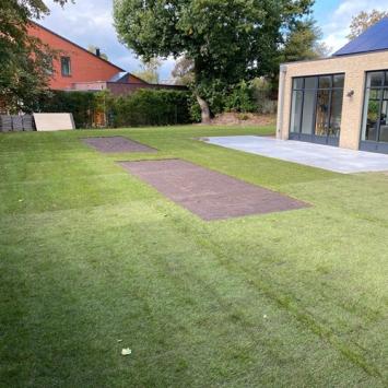 Speelgazon graszoden gelegd in tuin